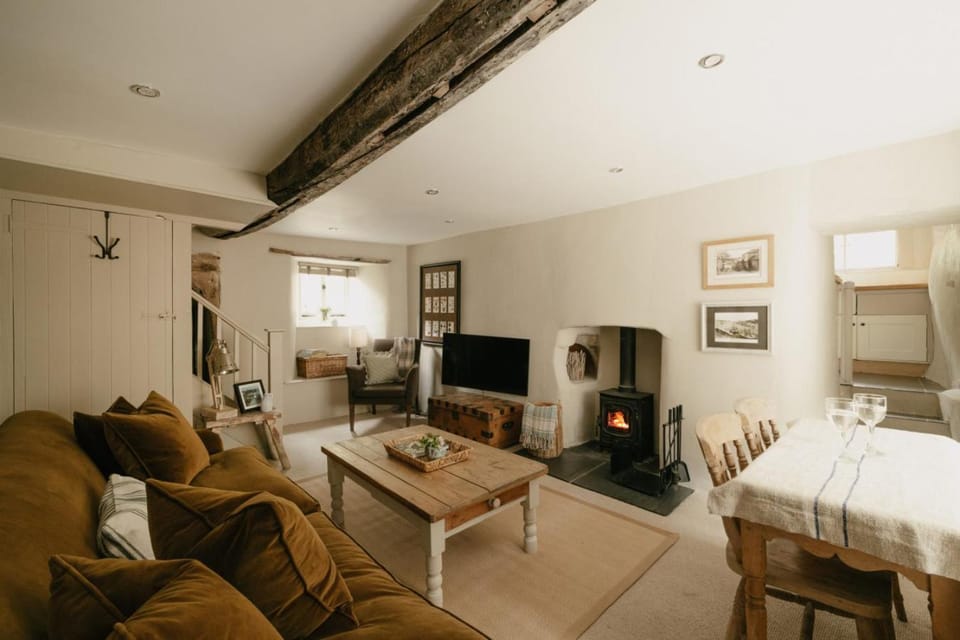 The Blue Cottage, amazing views and cosy interiors House in England