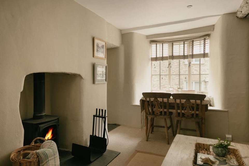The Blue Cottage, amazing views and cosy interiors House in England