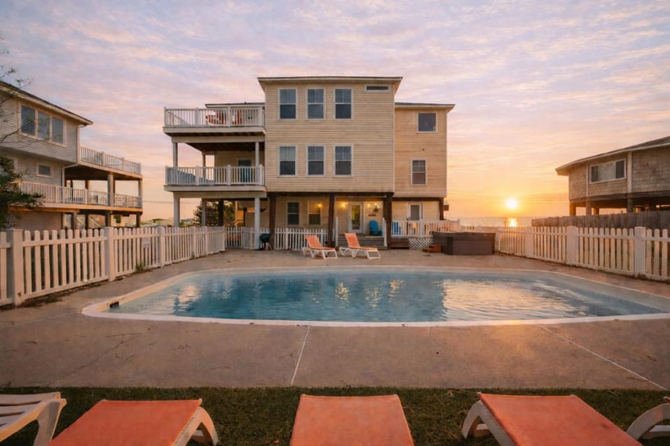9BR Ocean Estate Pool Hot Tub, 350 FT to Beach House in Sandbridge