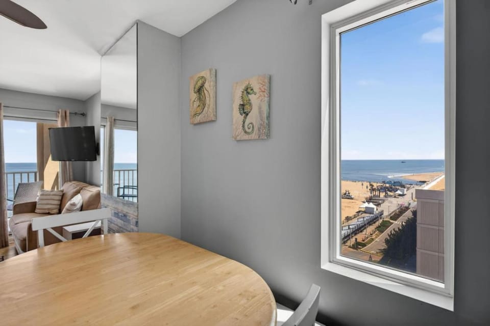 New Oceanfront Beach Condo Pool Gym Fishing Apartment in Dam Neck