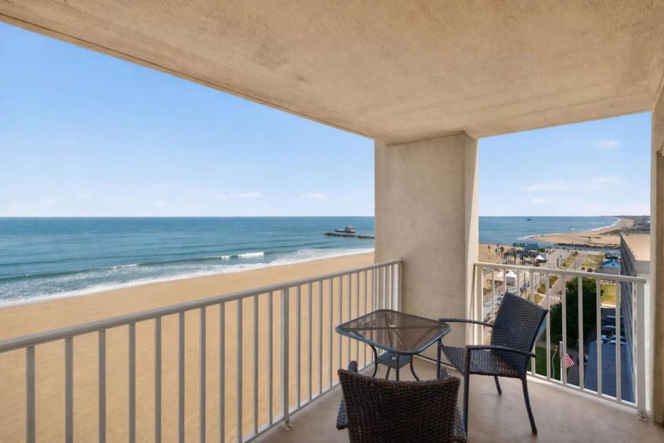 New Oceanfront Beach Condo Pool Gym Fishing Apartment in Dam Neck