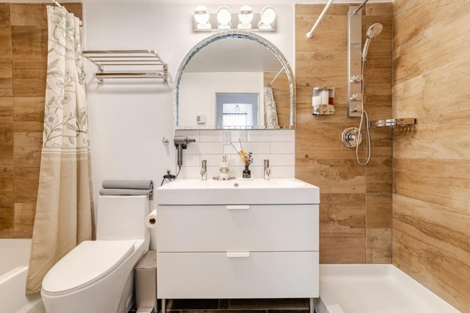 Maison Mosaique Parisian 2BR near Leonard Cohen Apartment in Laval