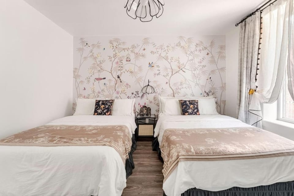 Maison Mosaique Parisian 2BR near Leonard Cohen Apartment in Laval