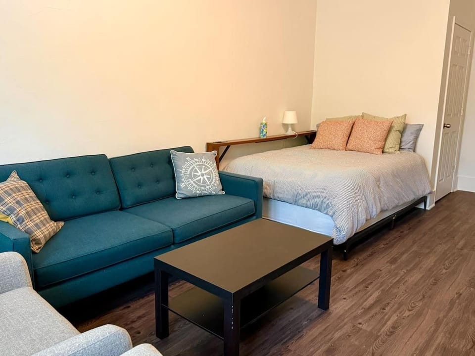 Bed, Photo of the whole room, Seating area