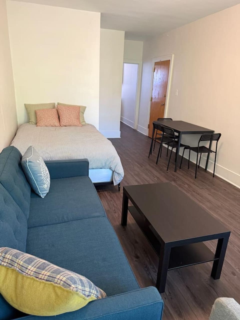 Bed, Photo of the whole room, Seating area