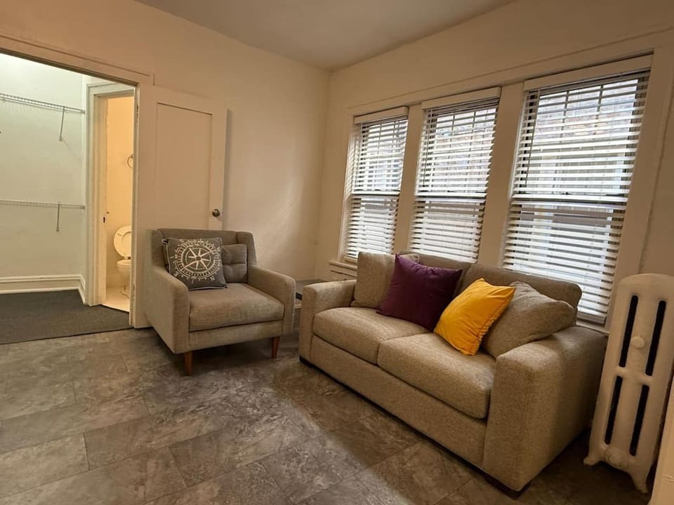 Large 2 Room Studio - Great Transportation Apartment in Chicago