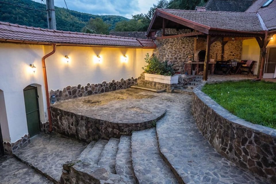 Fântânele Vacation Home, Charming Rustic Home House in Romania