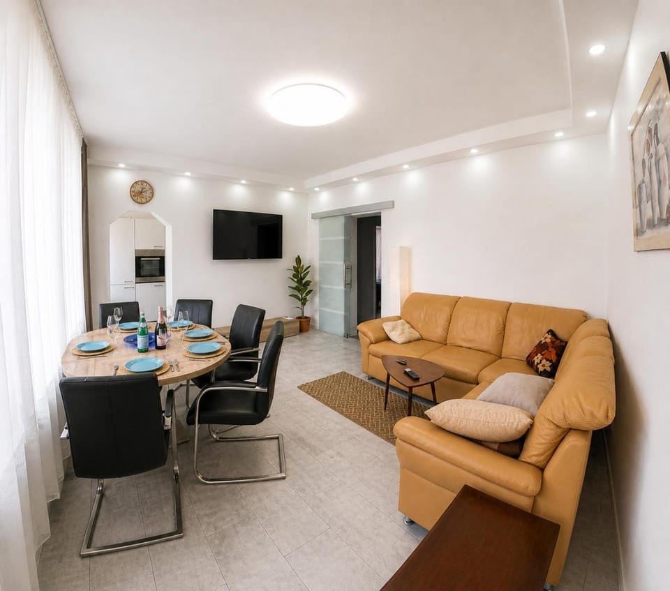 Communal lounge/ TV room, TV and multimedia, Living room, Seating area, Dining area, Evening entertainment