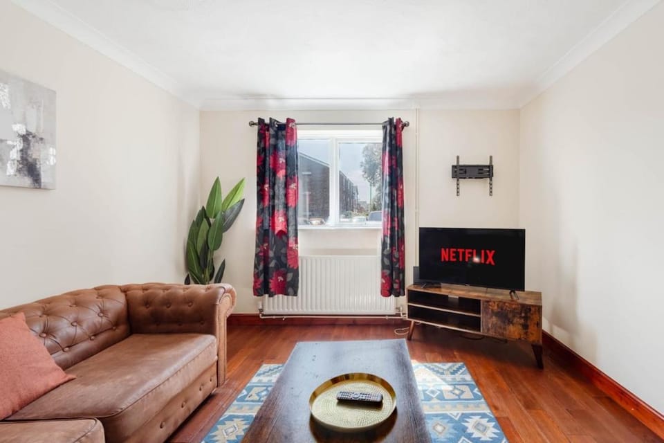 Communal lounge/ TV room, TV and multimedia, Living room, Seating area, Evening entertainment