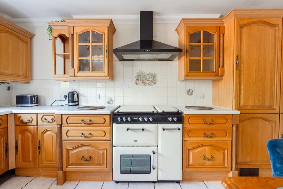 Kitchen or kitchenette, pet friendly, stove, toaster