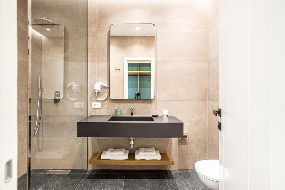Santorini Luxury Room 6 - Beach Access, Parking and more Apartment in Vlorë County, Albania