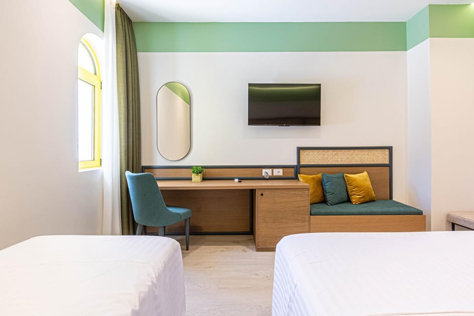 Santorini Luxury Room 6 - Beach Access, Parking and more Apartment in Vlorë County, Albania