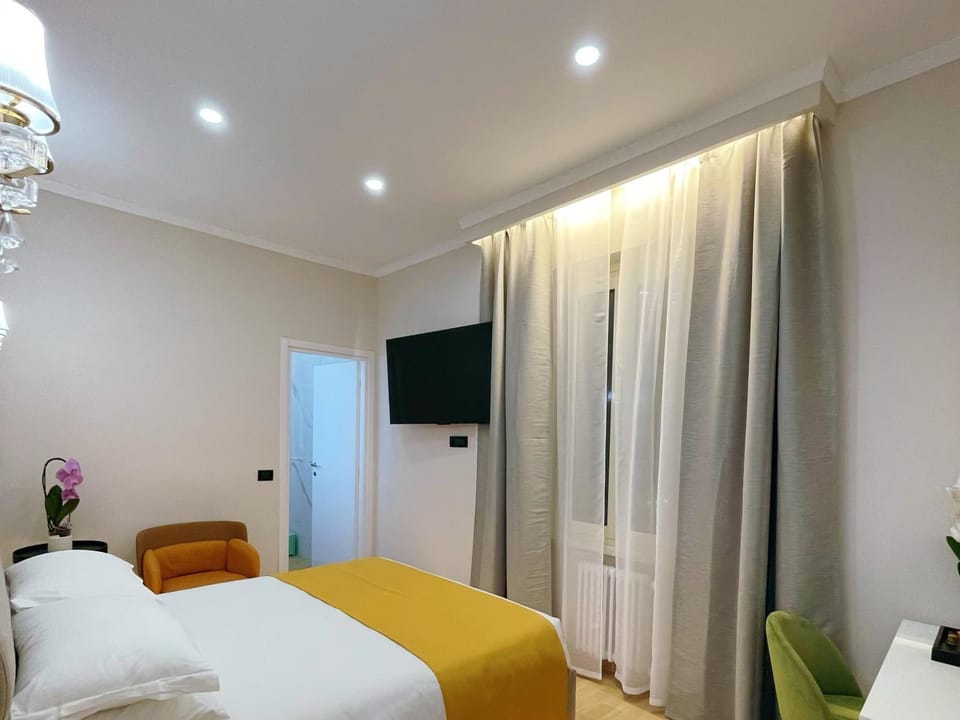 Bed, TV and multimedia, Photo of the whole room, Bedroom