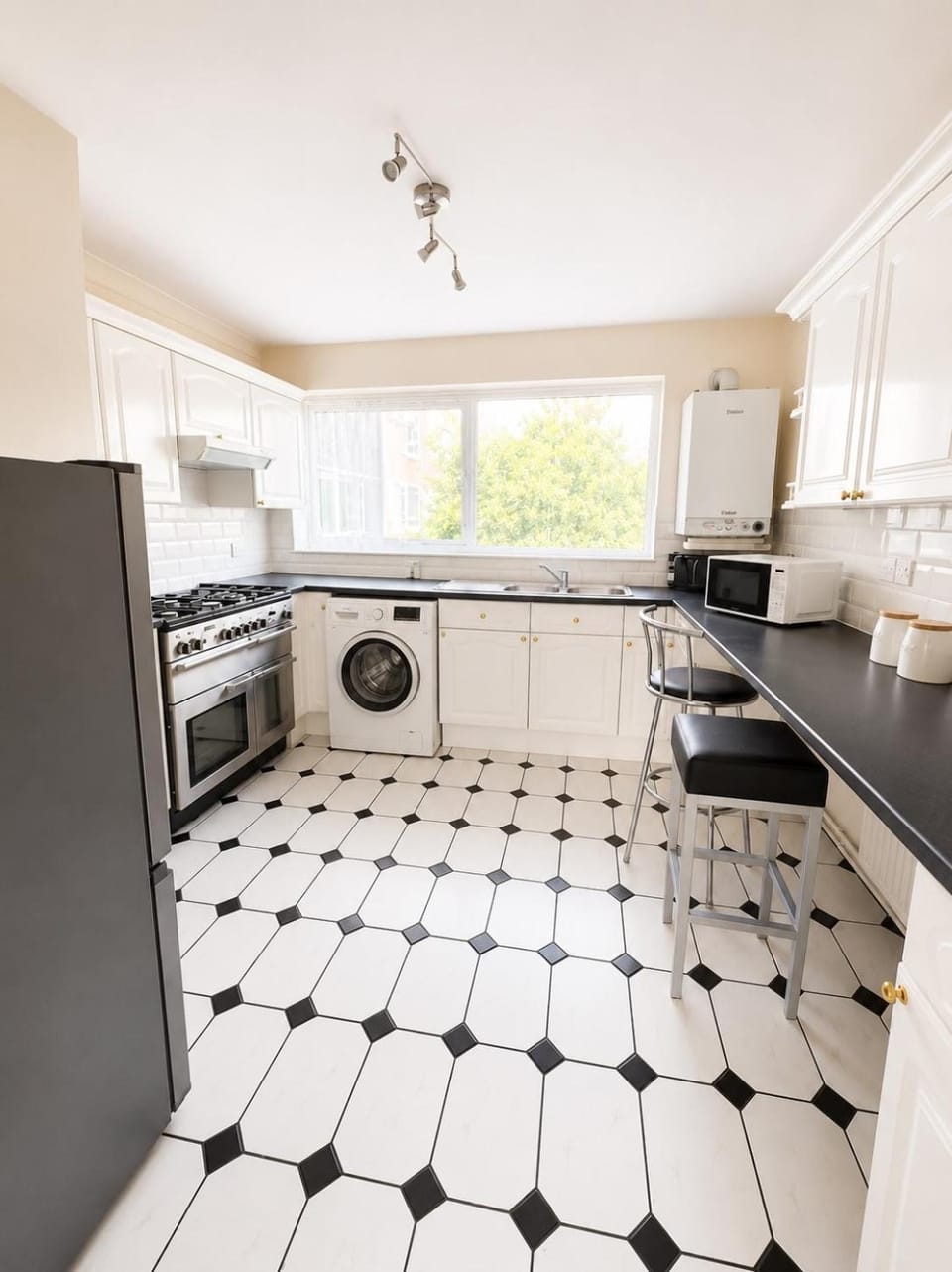 Spacious 2 bedroom apartment near Wembley stadium with free parking Apartment in Wembley
