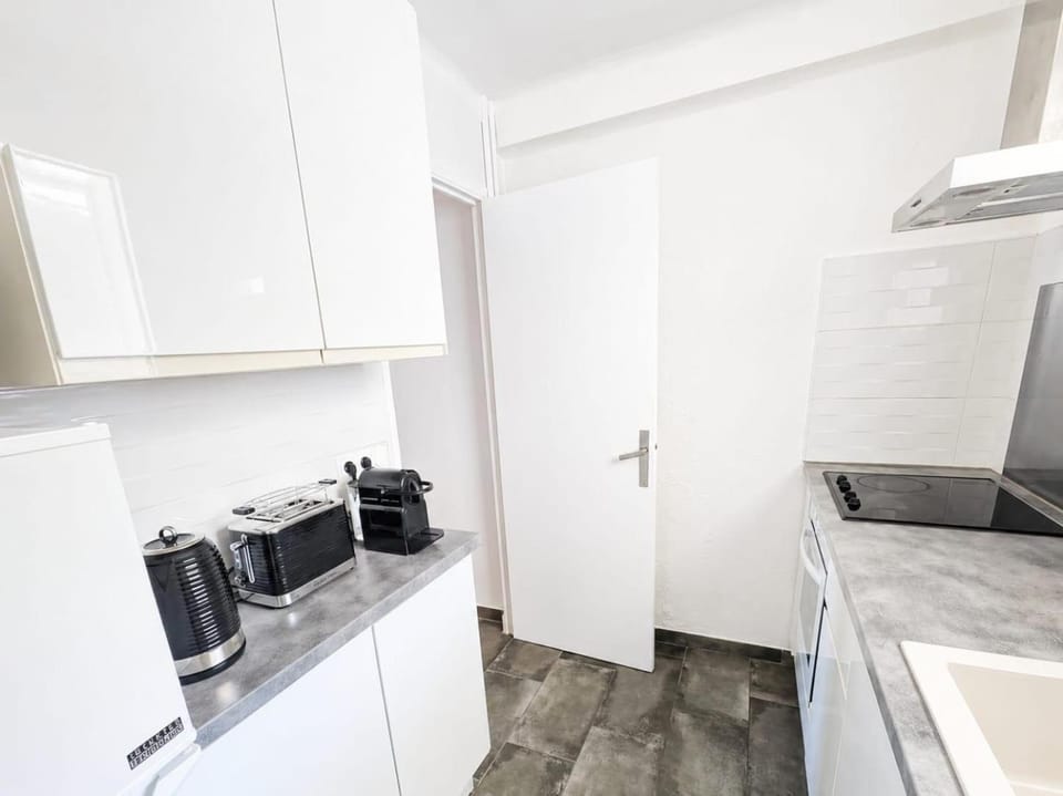 Coffee/tea facilities, Kitchen or kitchenette, oven, stove, toaster