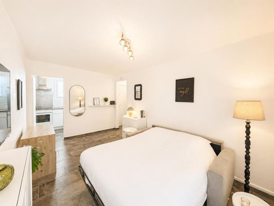 TV and multimedia, Living room, Seating area, Bedroom