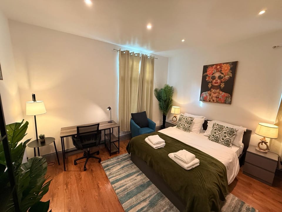 Bed, Photo of the whole room, Seating area, Bedroom, towels