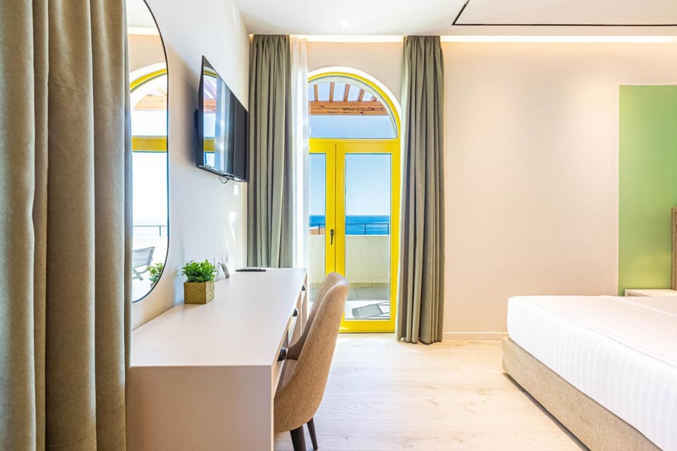 Santorini Luxury Room 7 - Private Balcony with Sea View, Parking and more Apartment in Vlorë County, Albania