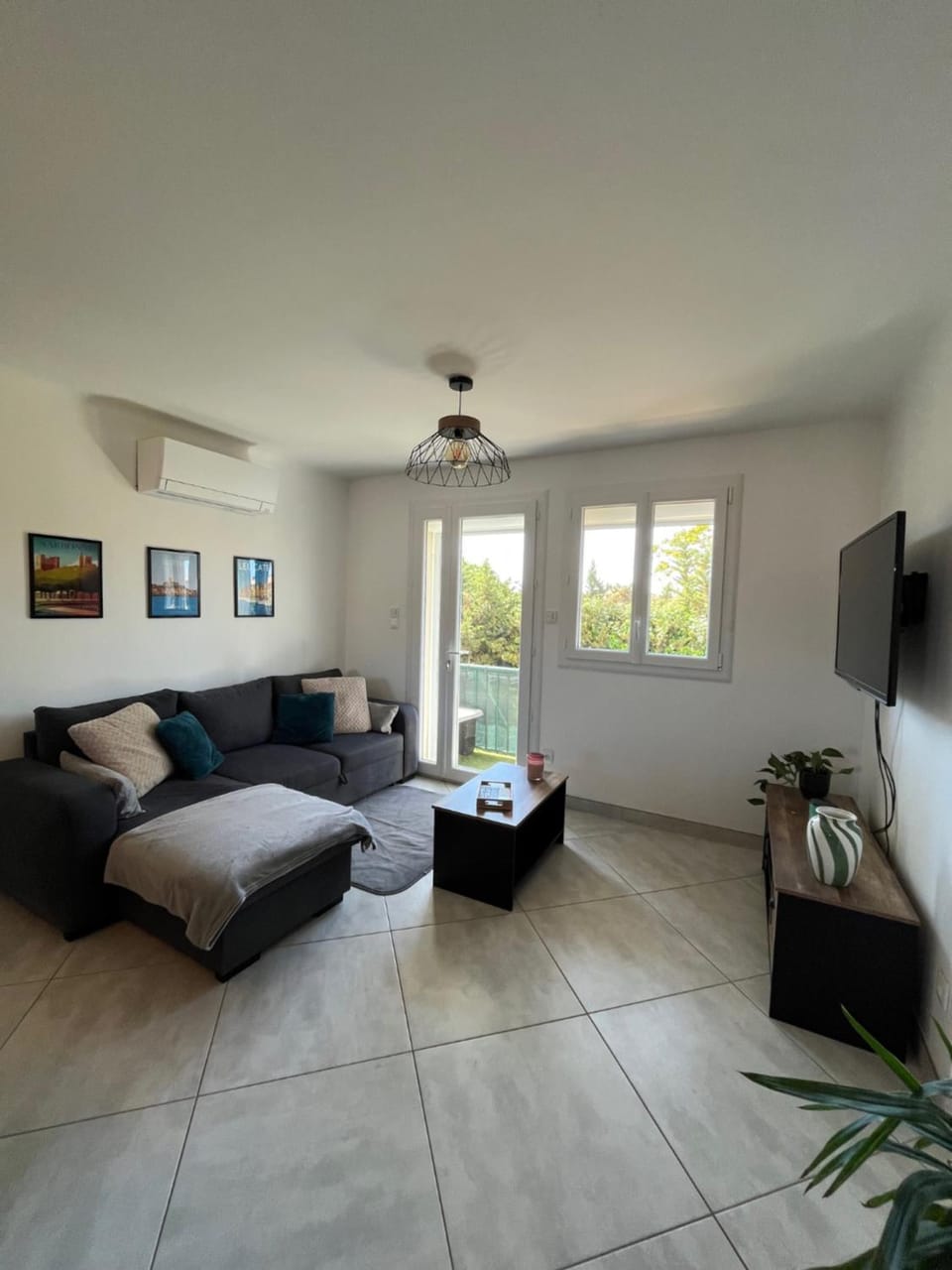 TV and multimedia, Living room, Seating area, air conditioner