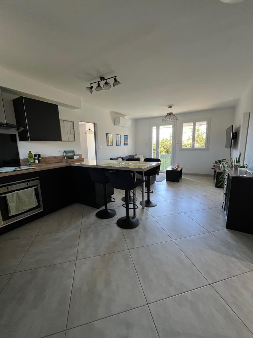 Kitchen or kitchenette, Dining area, stove