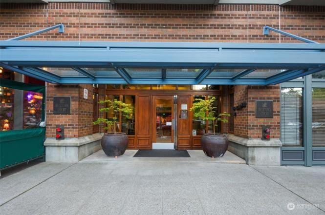 Seattle Getaway Space Needle View Apartment in Belltown