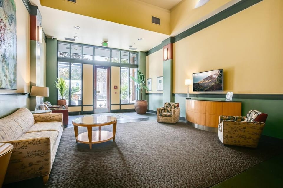 Seattle Getaway Space Needle View Apartment in Belltown