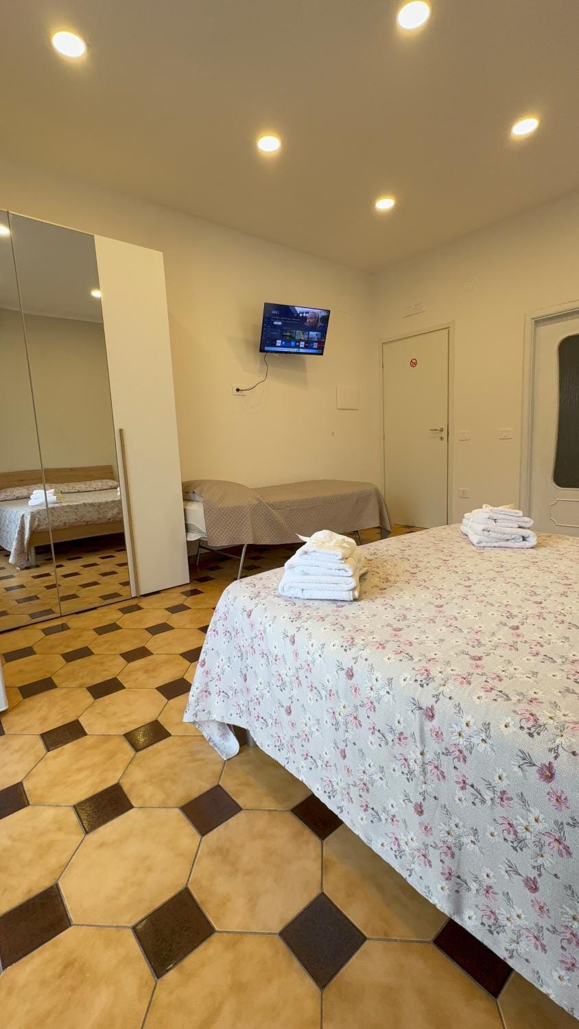 Bed, TV and multimedia, Photo of the whole room, Bedroom, wardrobe