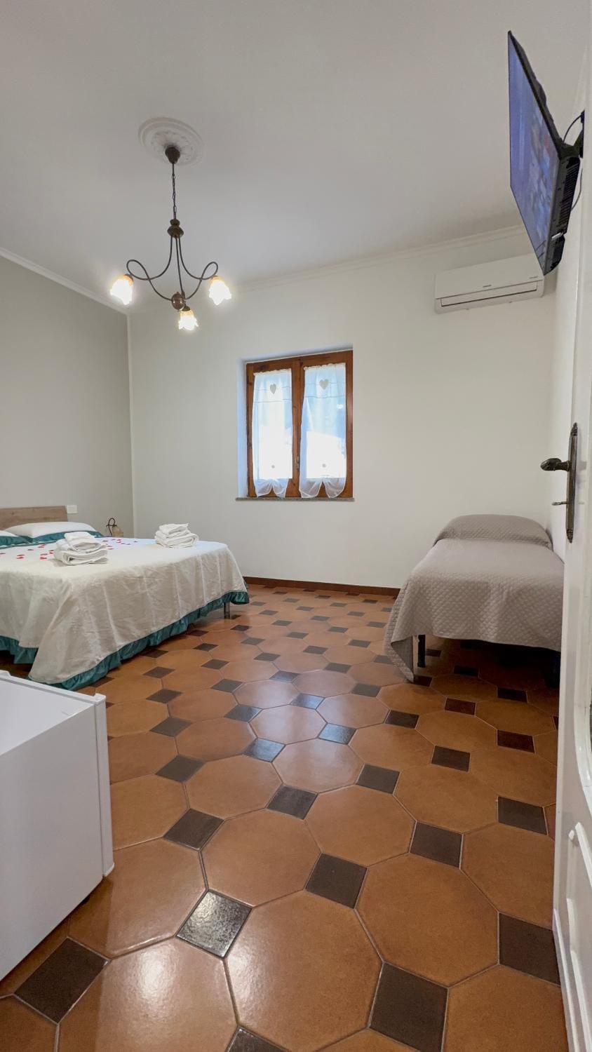 Bed, TV and multimedia, Photo of the whole room, Bedroom