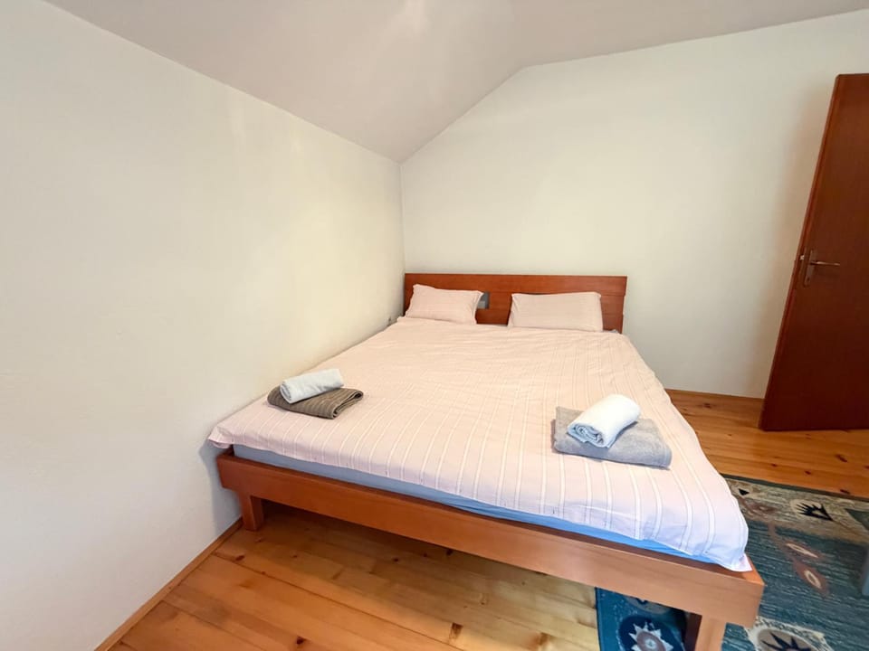 Bed, Photo of the whole room, Bedroom, towels