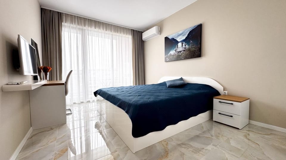 Bed, TV and multimedia, Seating area, Bedroom, air conditioner