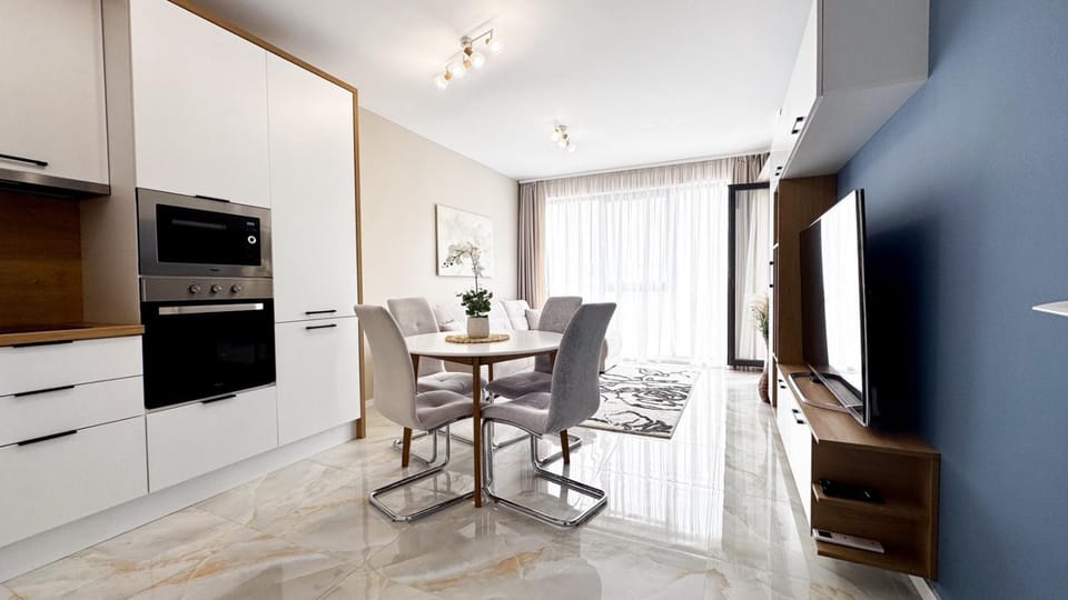 TV and multimedia, Dining area, microwave, oven, stove