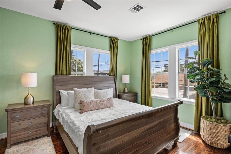 Blue Haven Hot Tub, Fire Pit & Outdoor Oasis House in Galveston Island