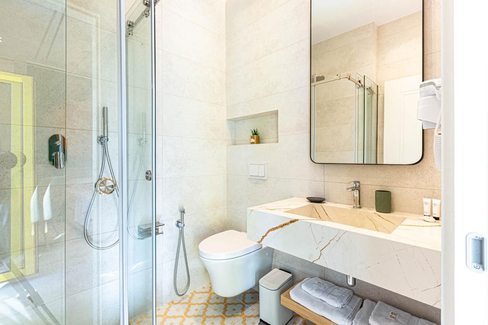 Santorini Luxury Room 8 - Private Balcony with Sea View, Parking and more Apartment in Vlorë County, Albania
