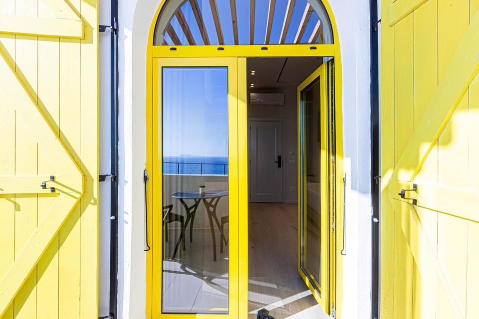 Santorini Luxury Room 8 - Private Balcony with Sea View, Parking and more Apartment in Vlorë County, Albania