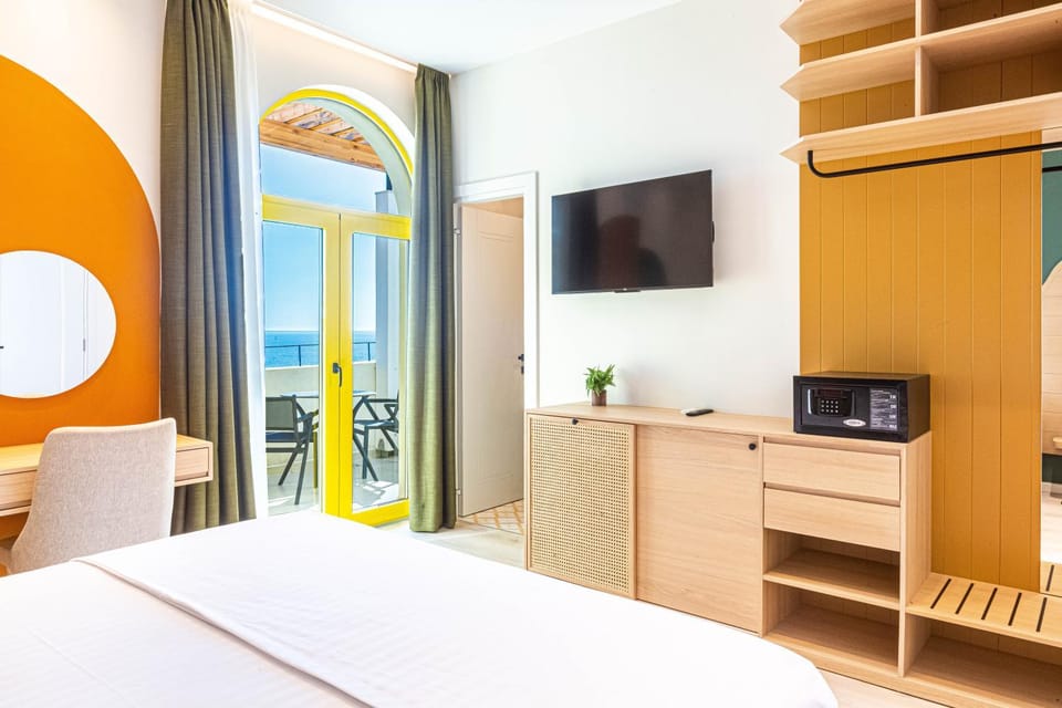 Santorini Luxury Room 8 - Private Balcony with Sea View, Parking and more Apartment in Vlorë County, Albania