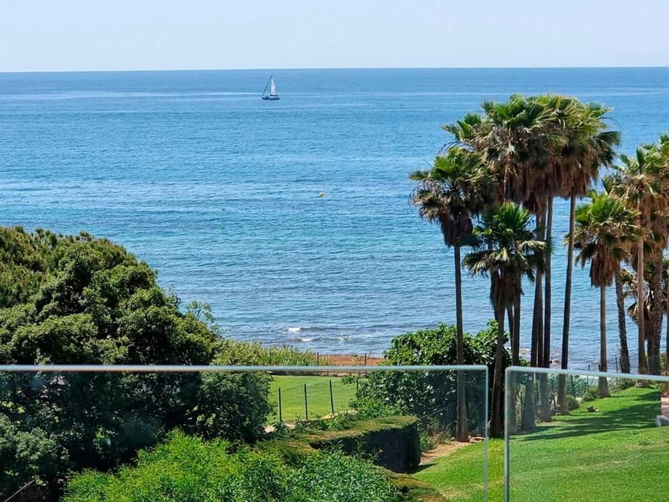 Algaida, Luxury Beachfront Apartment Apartment in Sitio de Calahonda