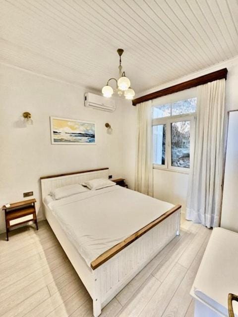 Bedroom, air conditioner