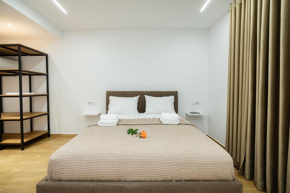 Bedroom, towels