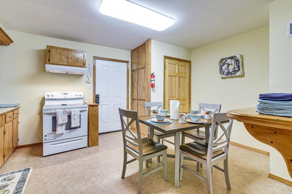 1 Mi to Pleasure Pier! Group Retreat w/ 2 Units House in Galveston Island