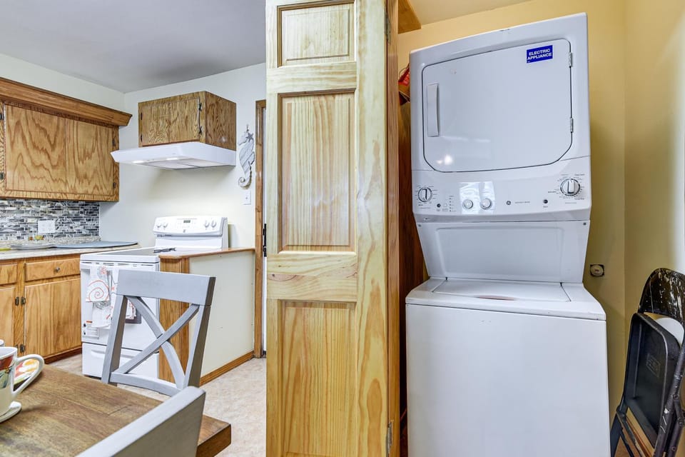 1 Mi to Pleasure Pier! Group Retreat w/ 2 Units House in Galveston Island