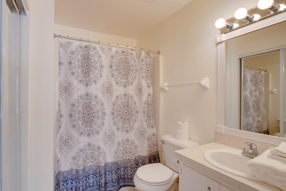 Steps to Crystal River! Dual-Unit w/ Patios & Yard House in Crystal River