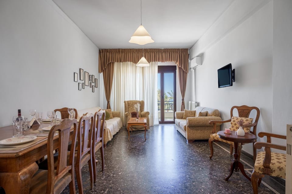 Communal lounge/ TV room, TV and multimedia, Living room, Seating area, Dining area