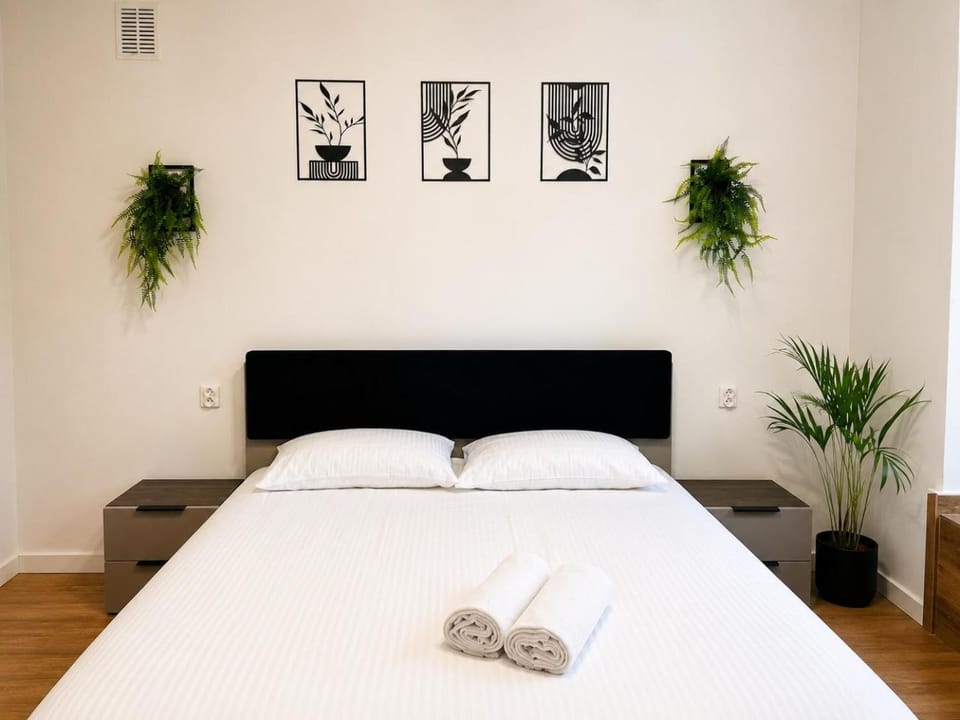 Bed, Photo of the whole room, Bedroom, towels