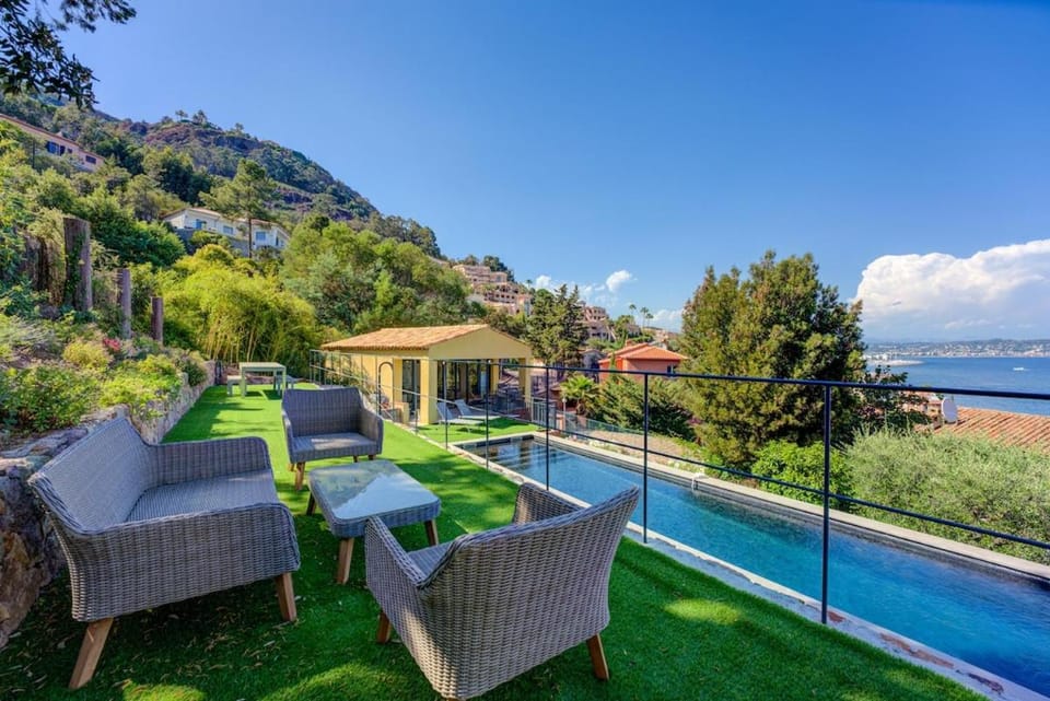 Garden view, Swimming pool, sunbed