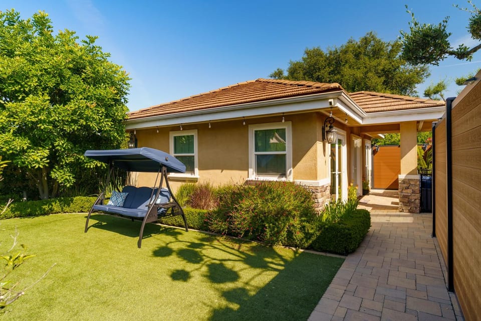 Hidden Garden Oasis Private Yard Stylish Retreat Bed and Breakfast in Covina