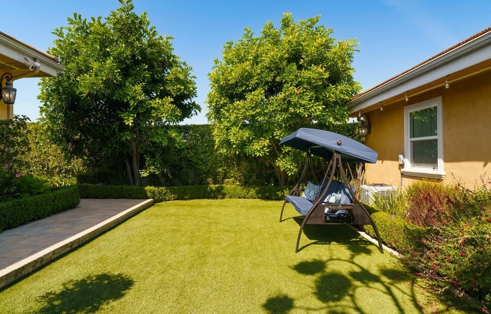 Hidden Garden Oasis Private Yard Stylish Retreat Bed and Breakfast in Covina