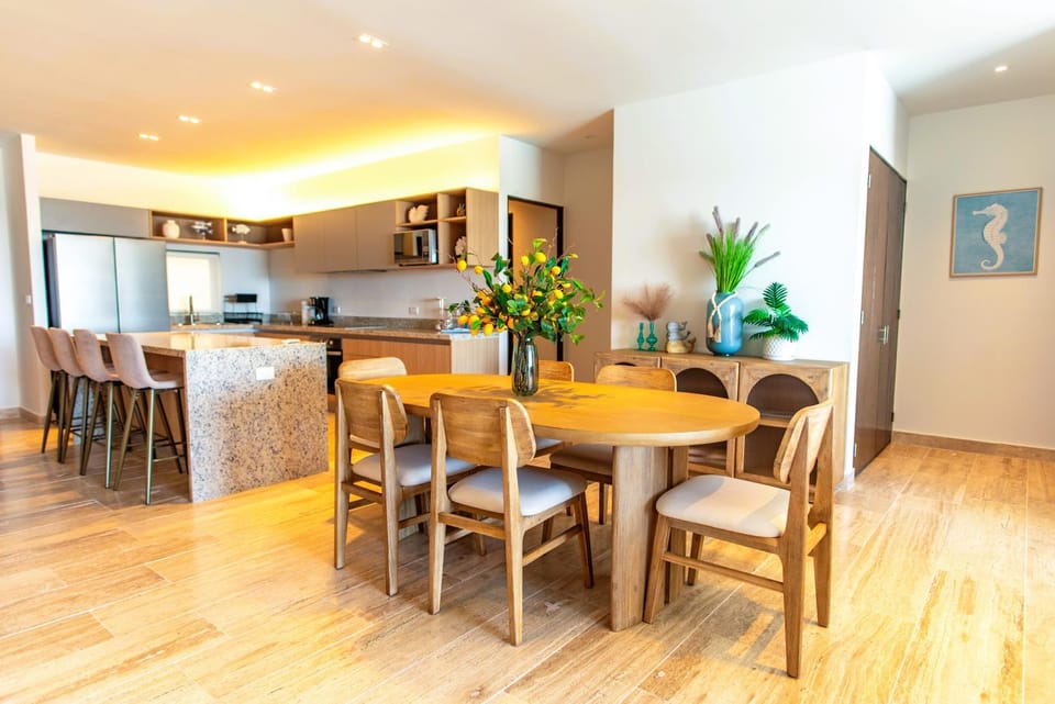 Coffee/tea facilities, Kitchen or kitchenette, Living room, Decorative detail, Dining area, oven, stove