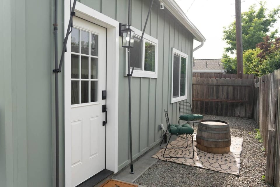 NEW! Quiet In-law Unit | W/D | Pet Friendly Bed and Breakfast in Vallejo