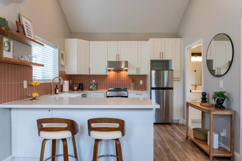 NEW! Quiet In-law Unit | W/D | Pet Friendly Bed and Breakfast in Vallejo
