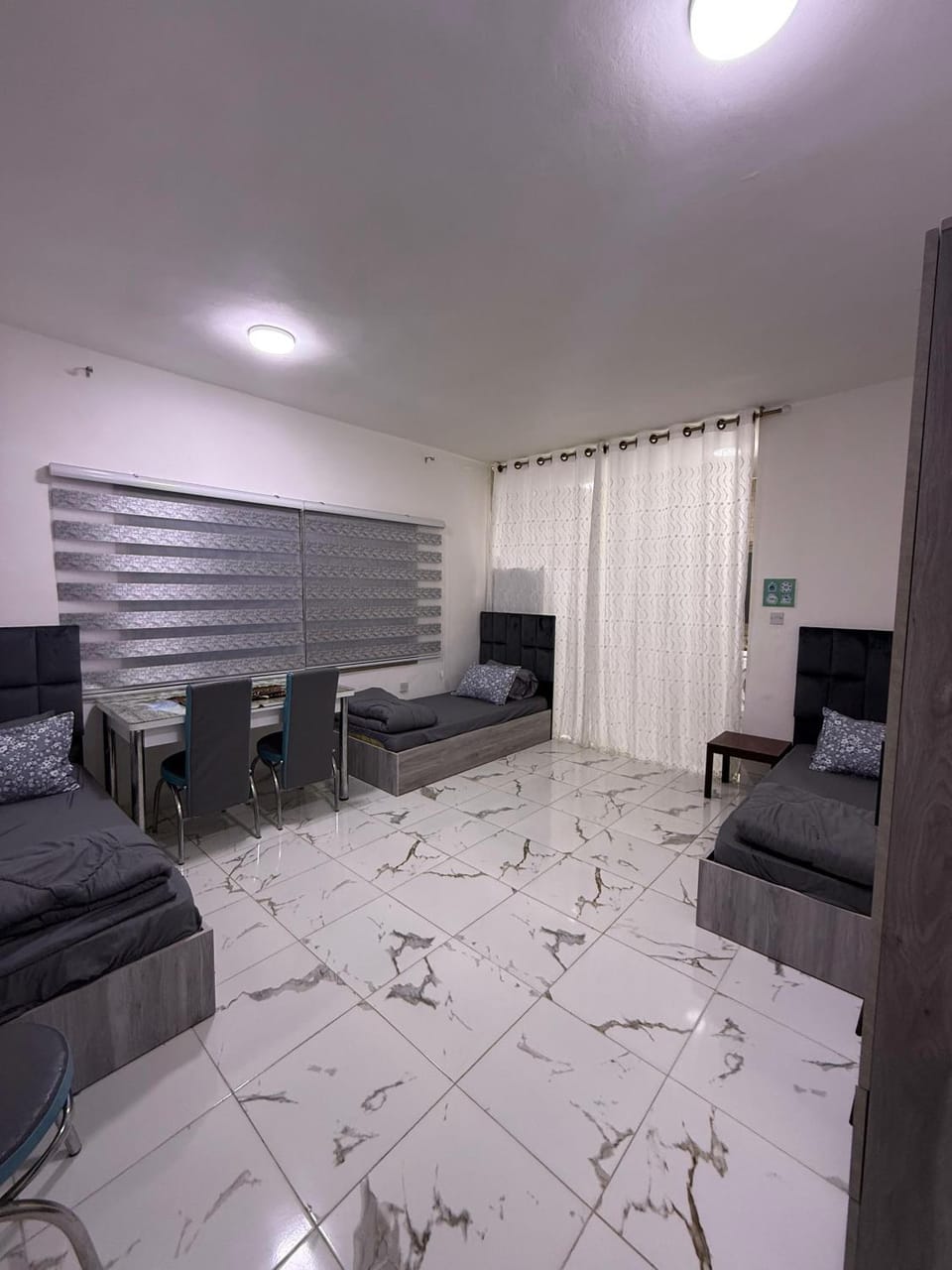 Bed, TV and multimedia, Living room, Photo of the whole room, Seating area, Bedroom